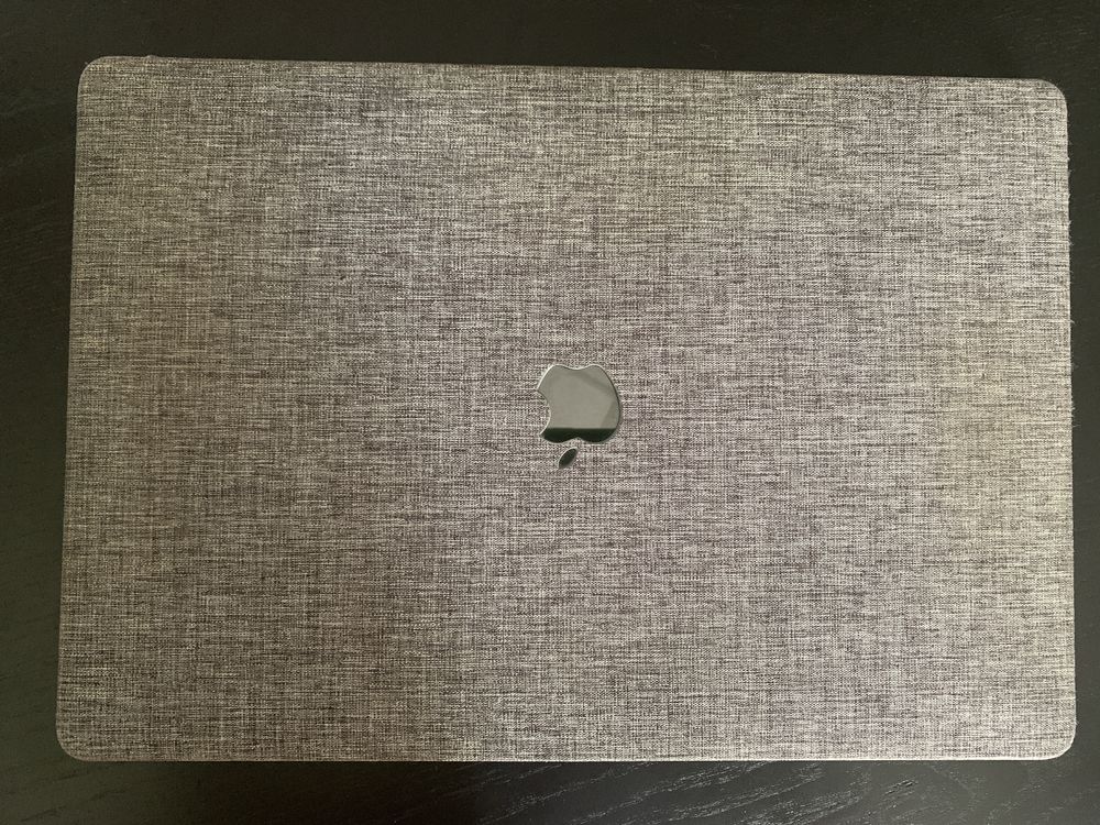 MacBook Pro 16-inch с калъф
