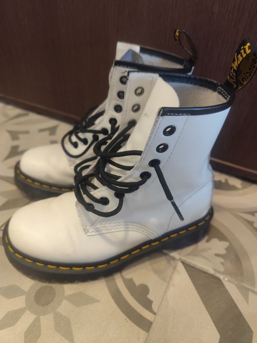 Бели Dr Martens номер 37