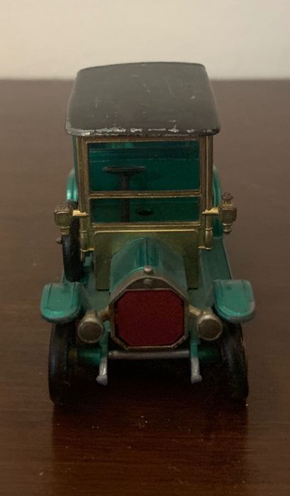 За колекционери - миниатюрни колички и керамични фигури