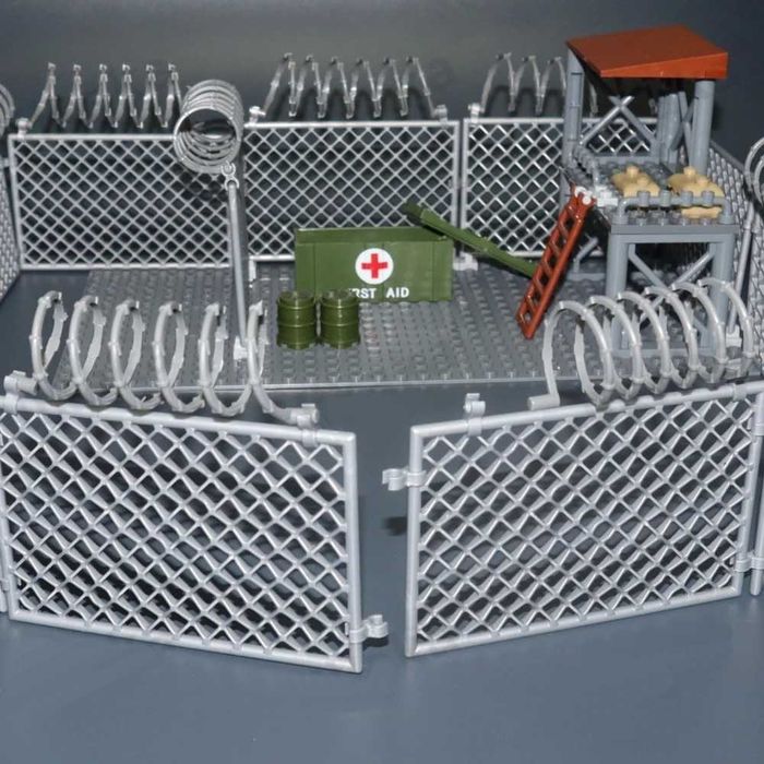 Baza militara mobila - jucarie tip Lego cu accesorii si placa incluse