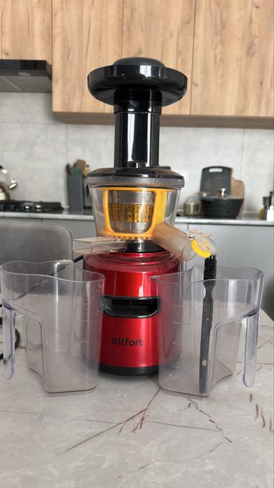 Соковыжималка шнековая Kitfort Kt-1101-2 бордовая