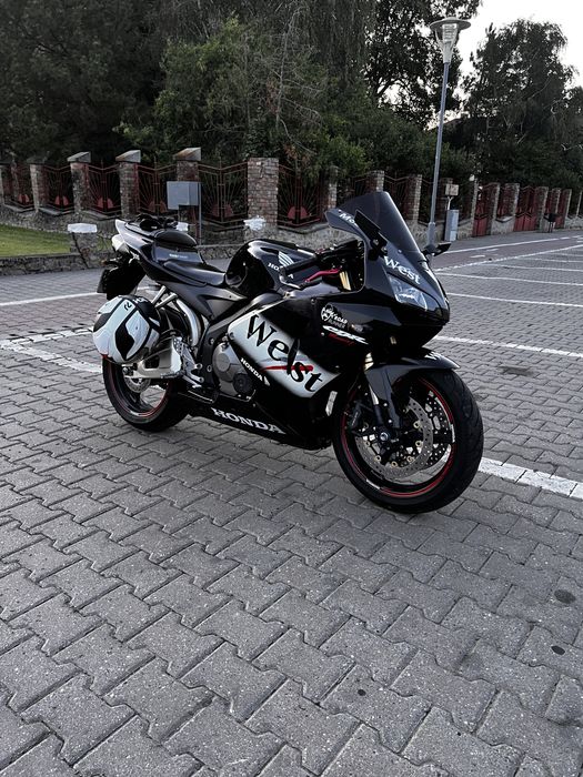 Vand honda cbr 600rr personalizat 32 000 km in stare impecabila