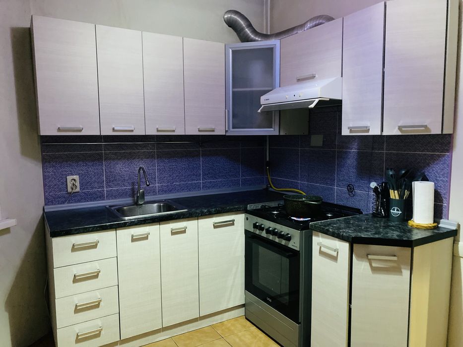 Продам кухонный гарнитур полный комплект - столы, шкафы, стулья