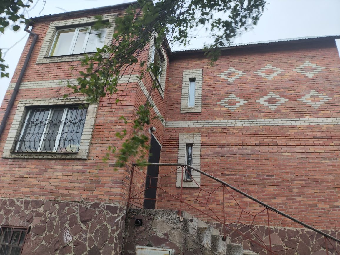 Коттедж ,два этажа,три уровня ,благоустроенный
