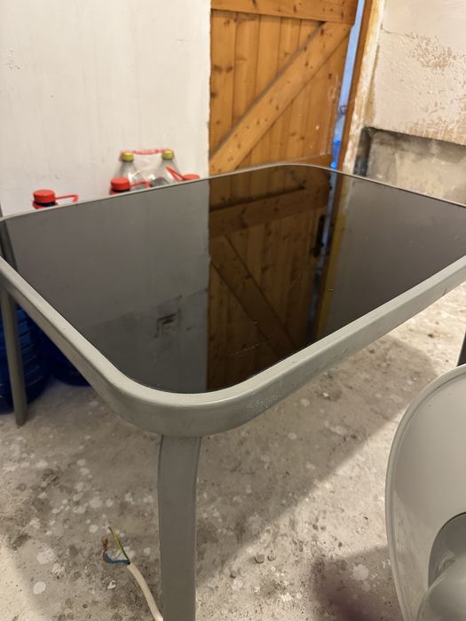 Masută din sticlă pentru gradină