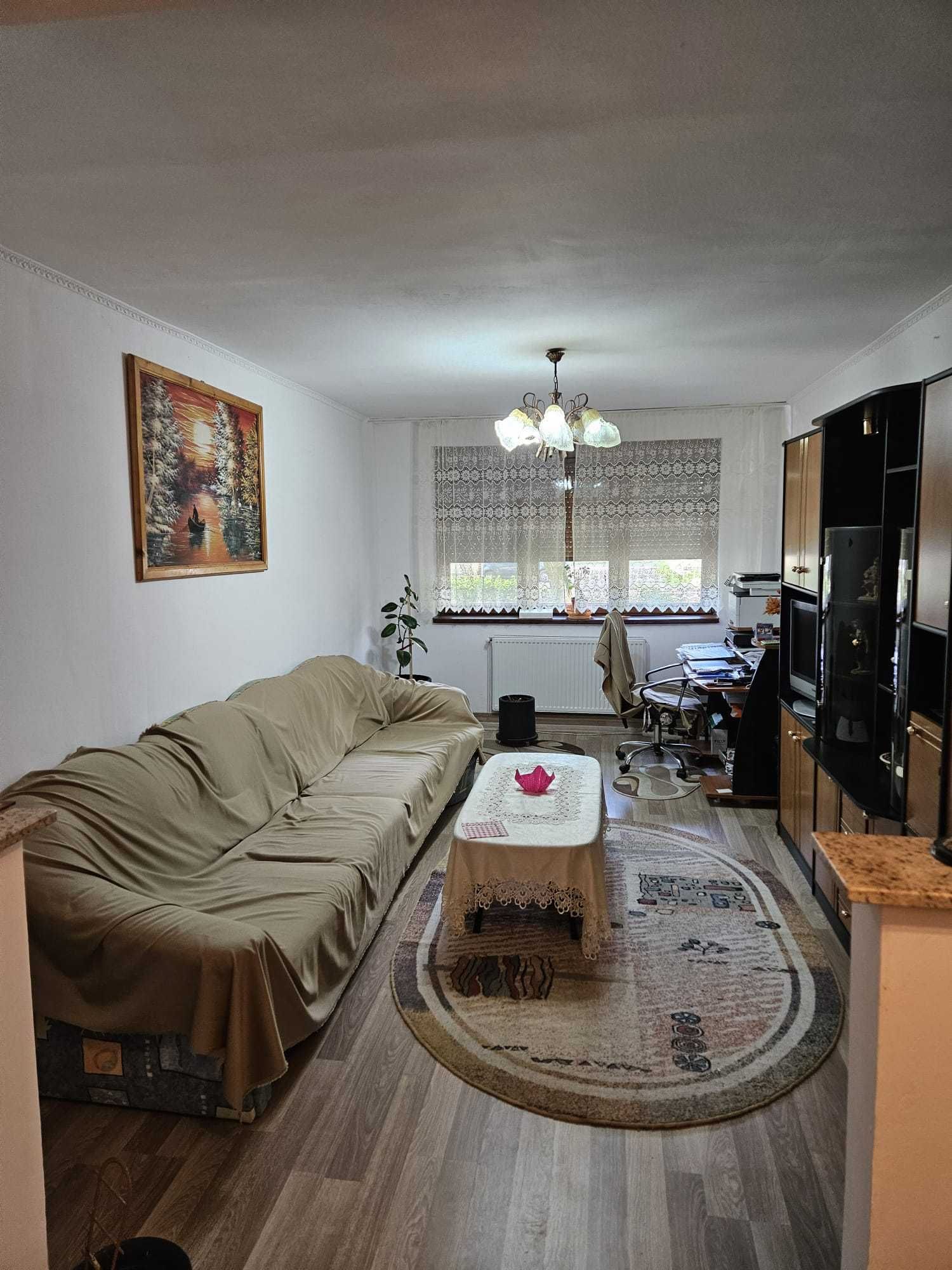 Apartament cu 3 camere, decomandat, Burdea.