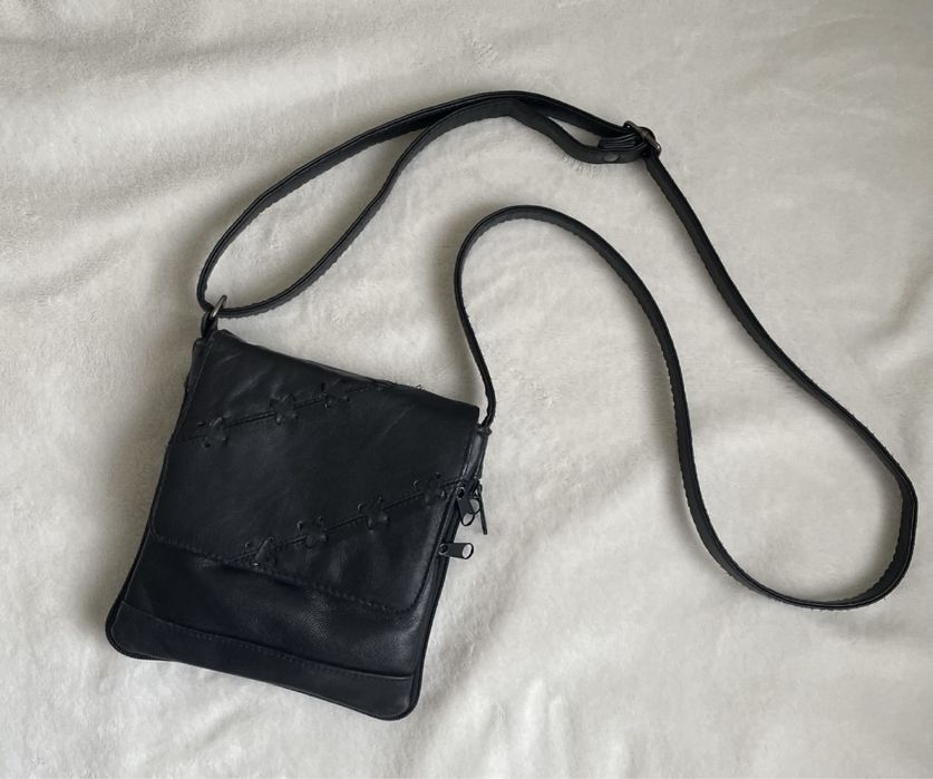 Страхотна кожена дамска чантичка с дълга дръжка!