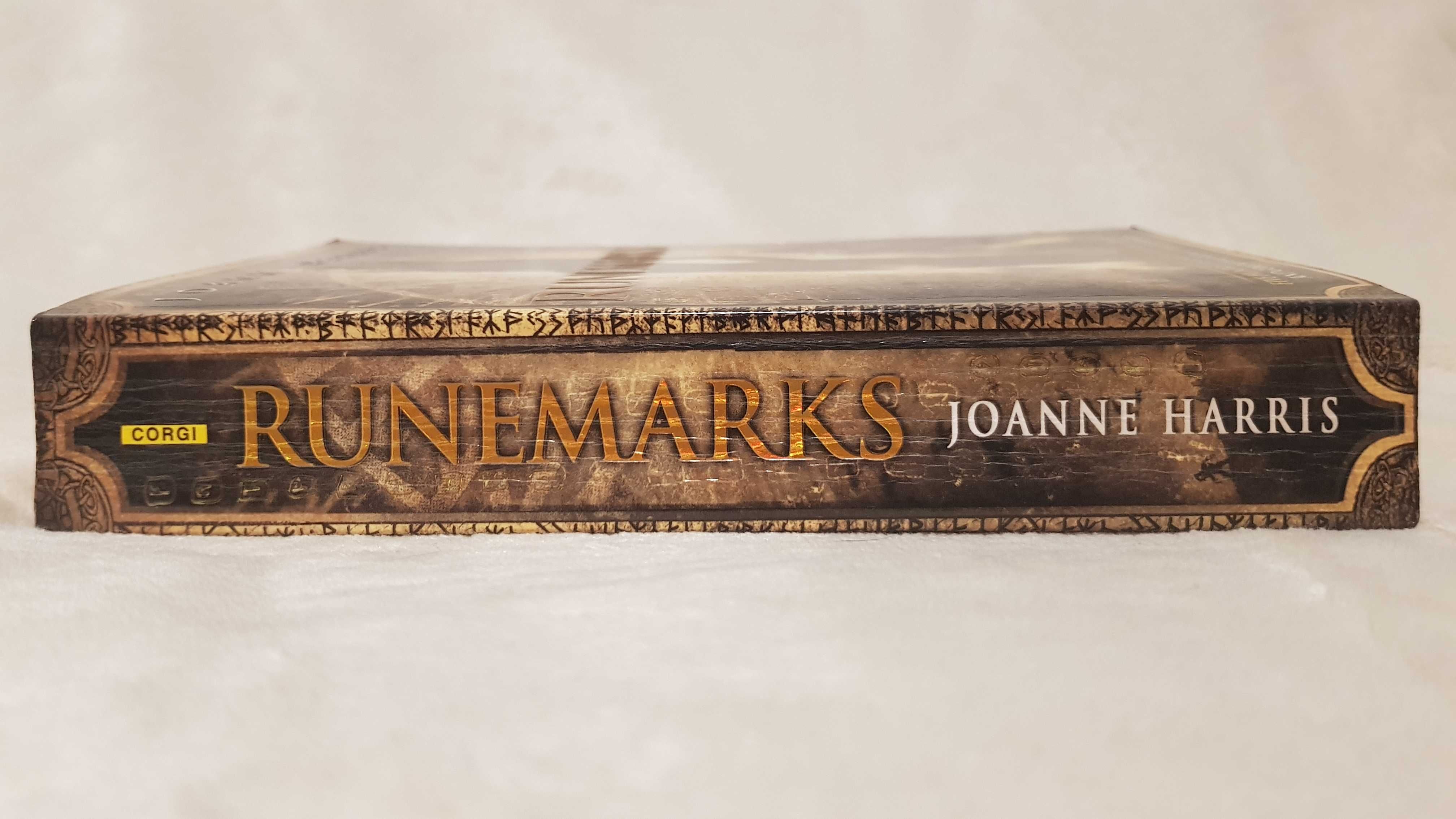 Vand cartea: Runemarks de Joanne M. Harris in engleza, fantasy