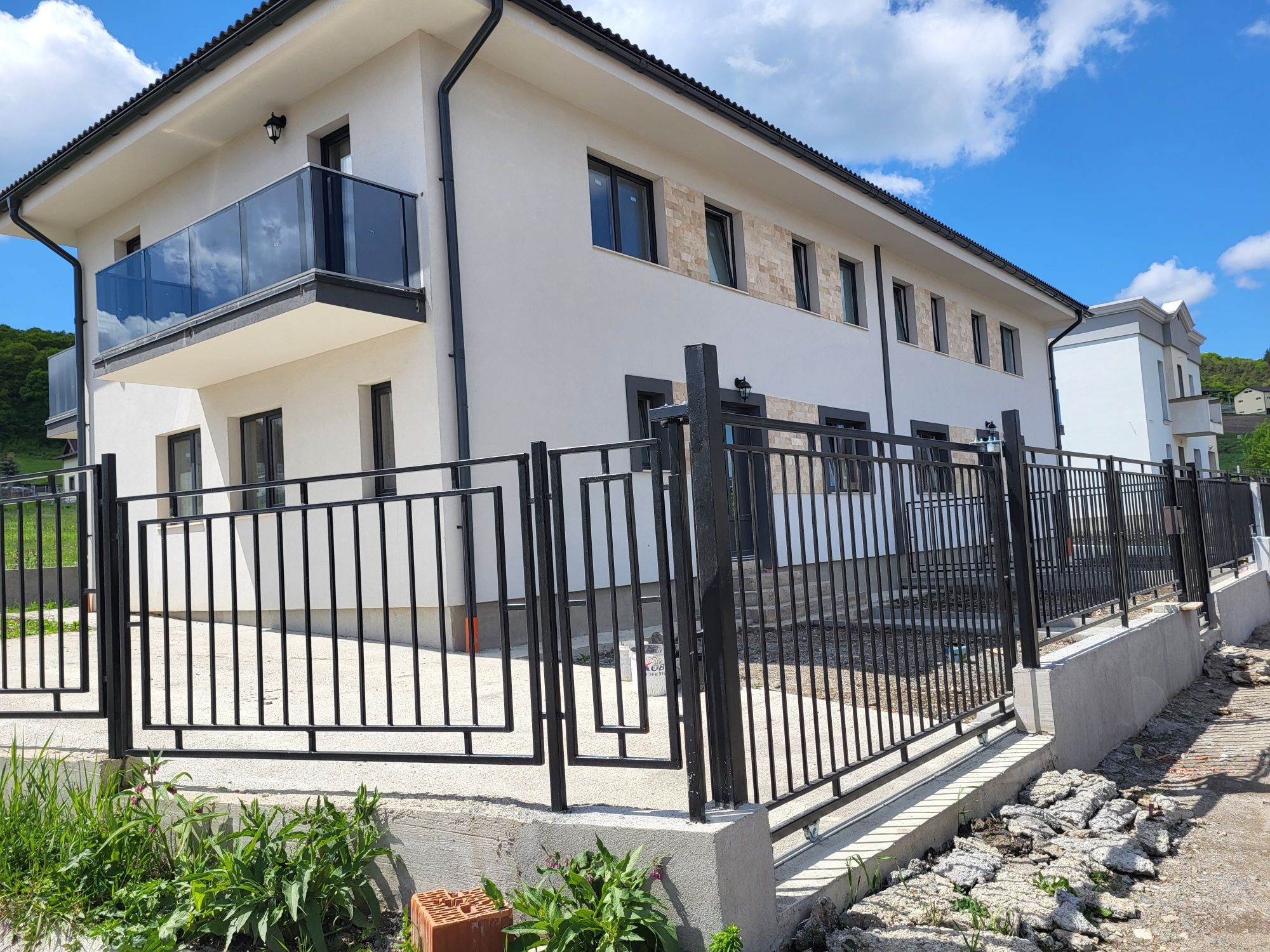 Casă duplex la ASFALT  120mp 250mp curte 17mp terase/balcoane 2 locuri