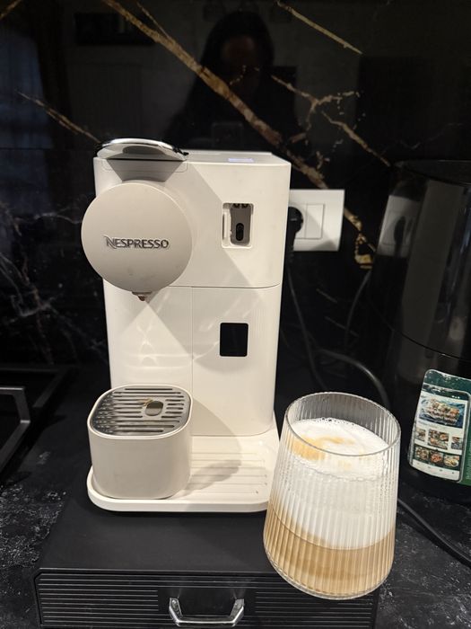 Vand Nespresso lattissima one stare excelenta si suport capsule