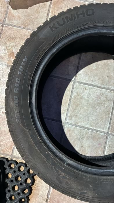 Vand 2 cauciucuri iarna Kumho