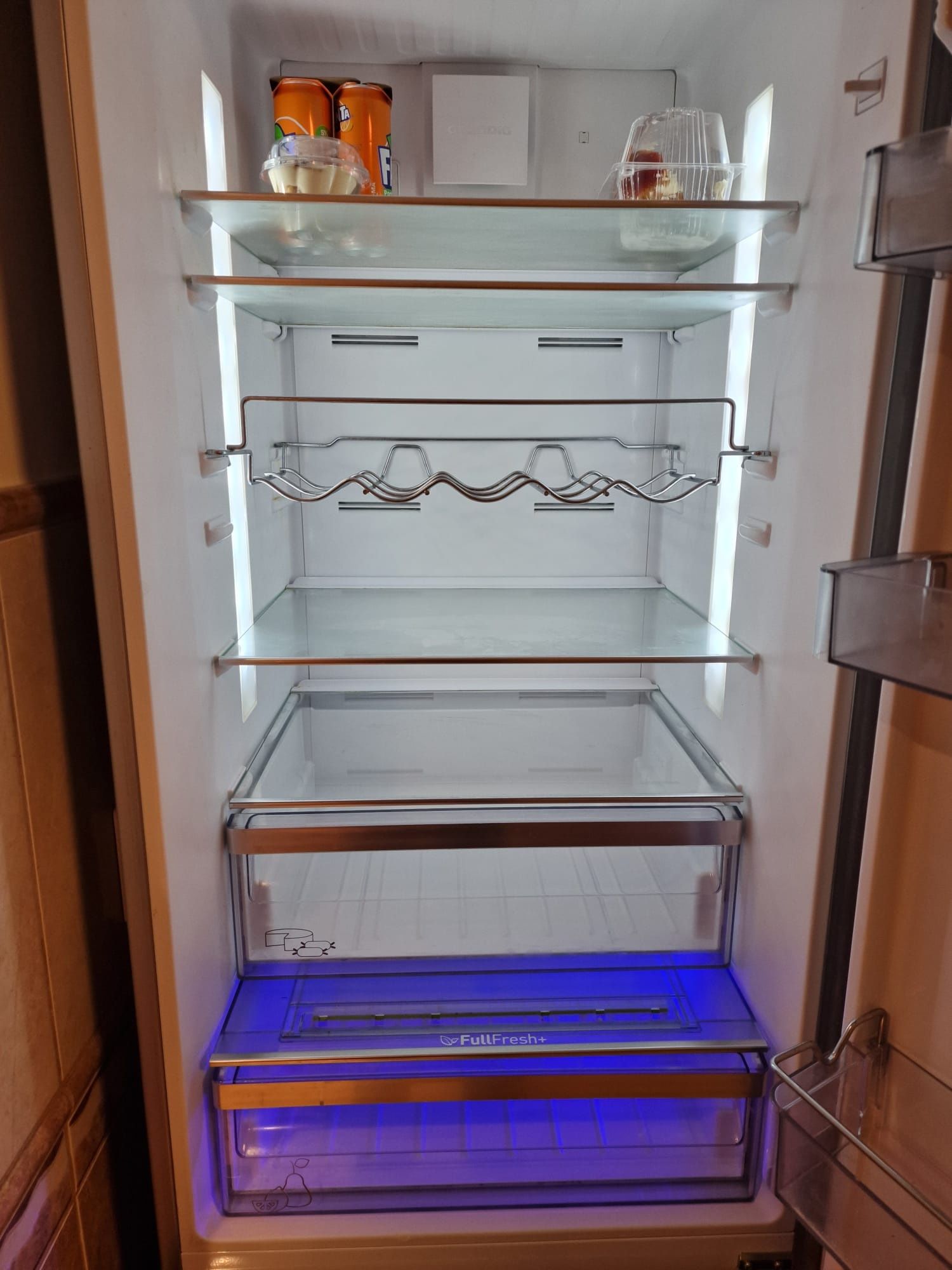 Vând combină frigorifică (frigider) Grundig
