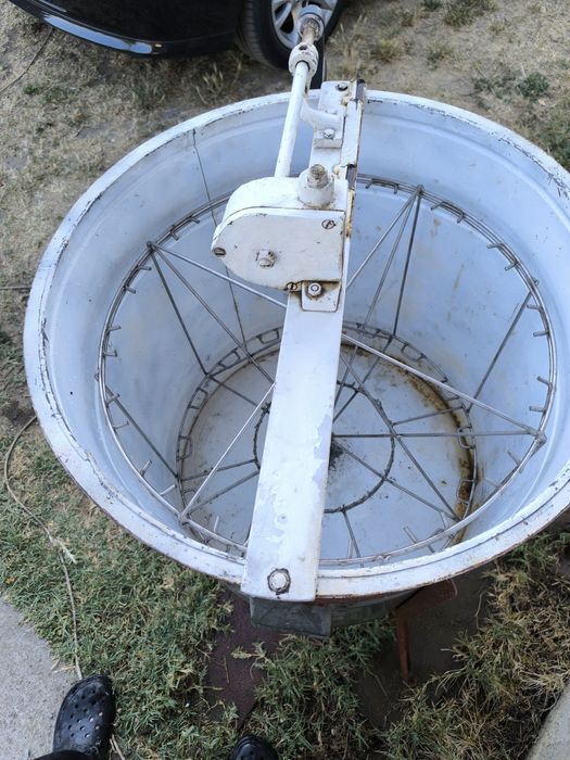 Центрофуга за мед с 16 рамкова кошница