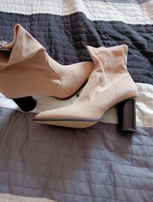 Botine Zara piele intoarsa crem