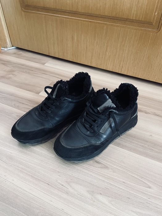 Продам женские зимние кроссовки