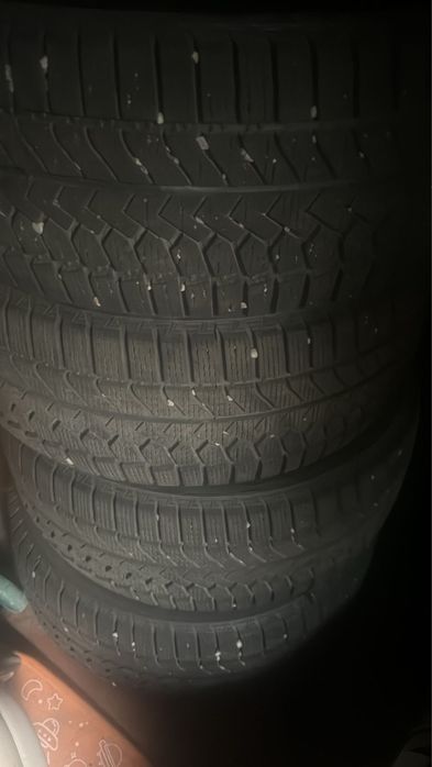 Продаю зимние шины 245/45 R18