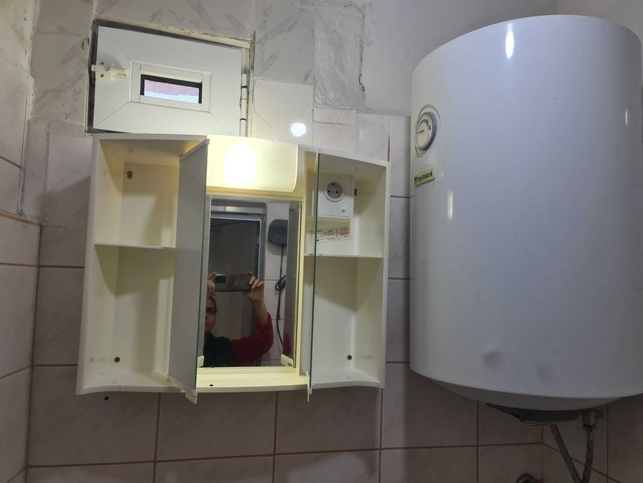 Шкафче за баня,с малка забележка липсва предното стъкло за осветление