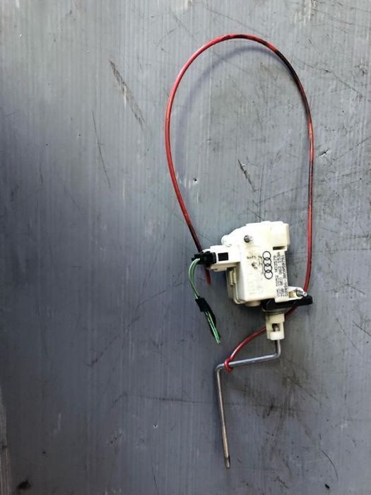 motoras deschidere usa  rezervor audi a4 b7