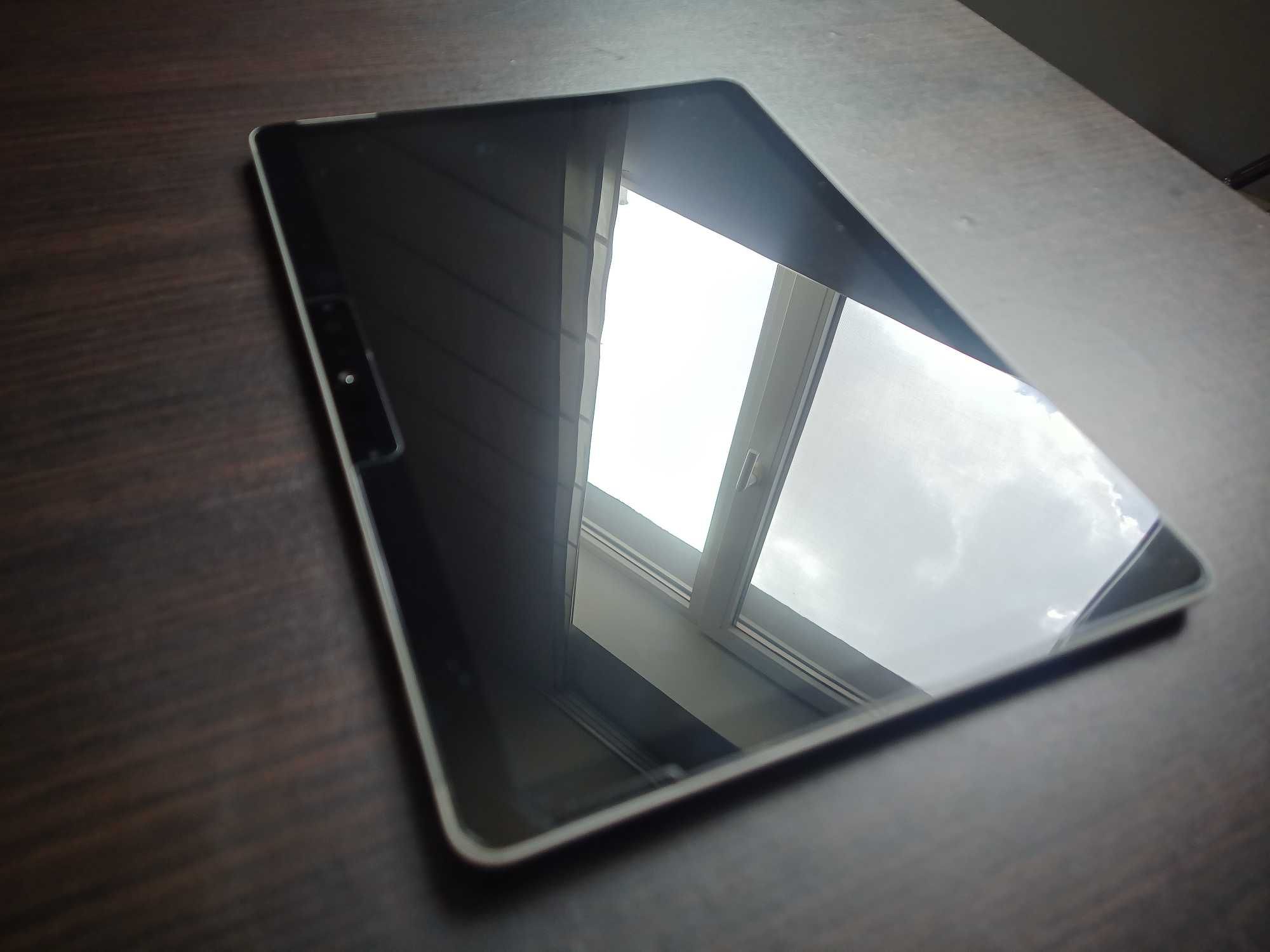 Surface Go 2 + Стъклен протектор + клавиатура.