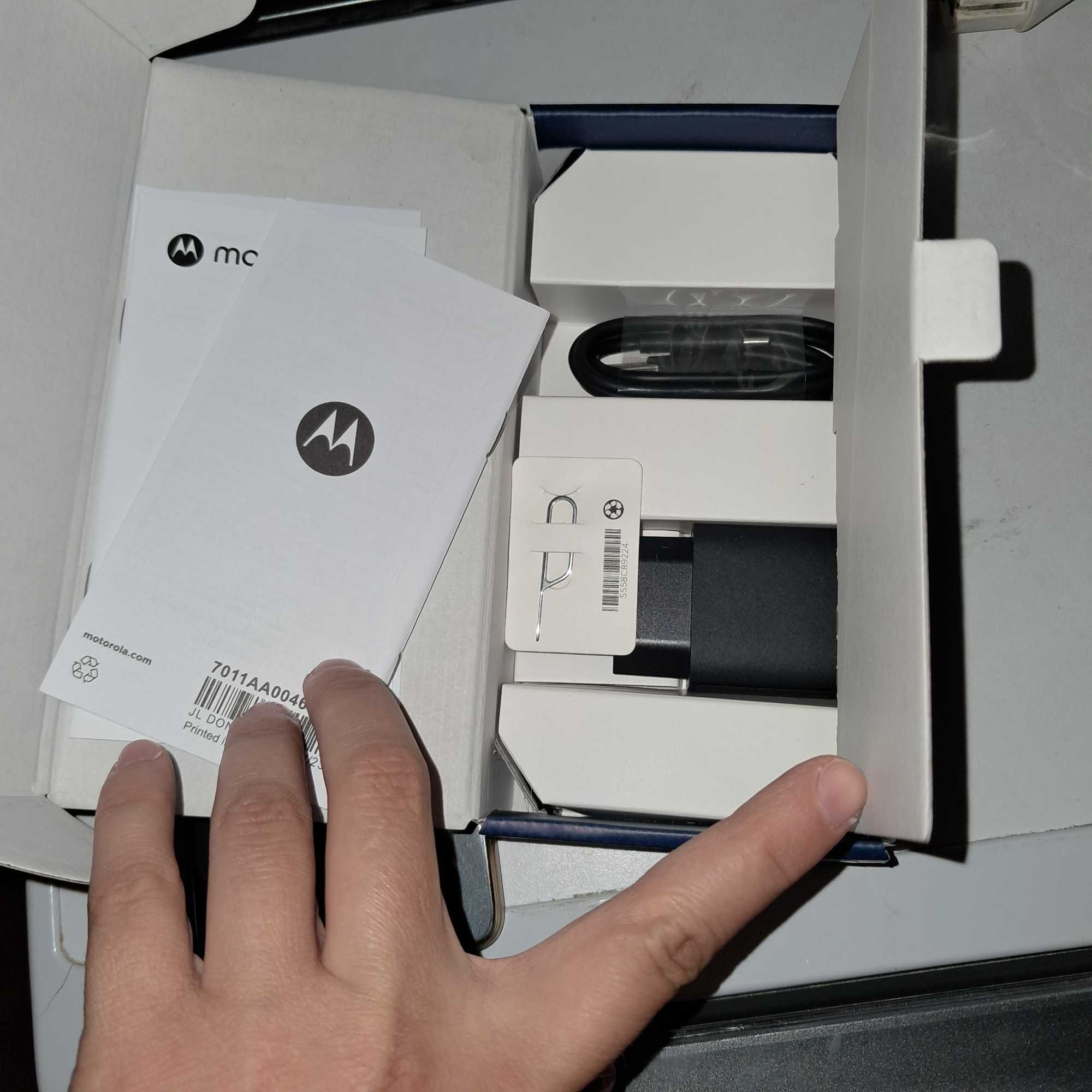 Продавам нов мобилен телефон Motorola g04