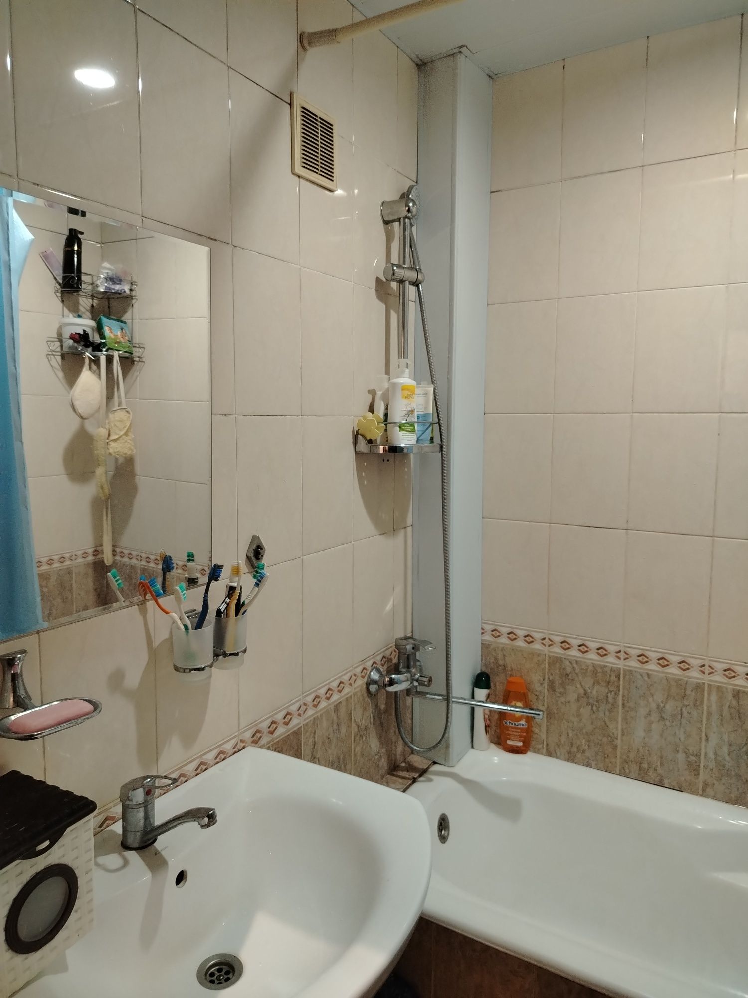 Срочно продается своя квартира метро Беруний 3/3/5  кирпичный с ремонт