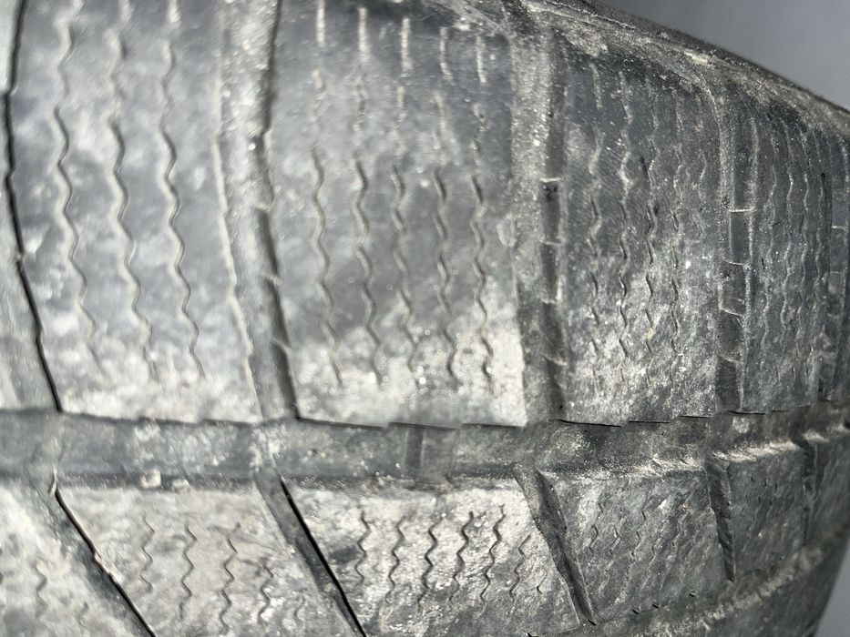 Vand 4 cauciucuri cu tot cu jante R17 BMW