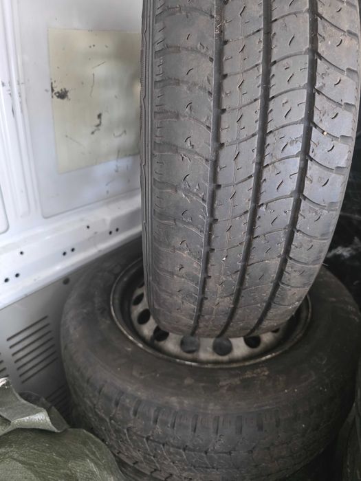 Vand cauciucuri  cu jante de tabla de opel vivaro 205/65R16 C