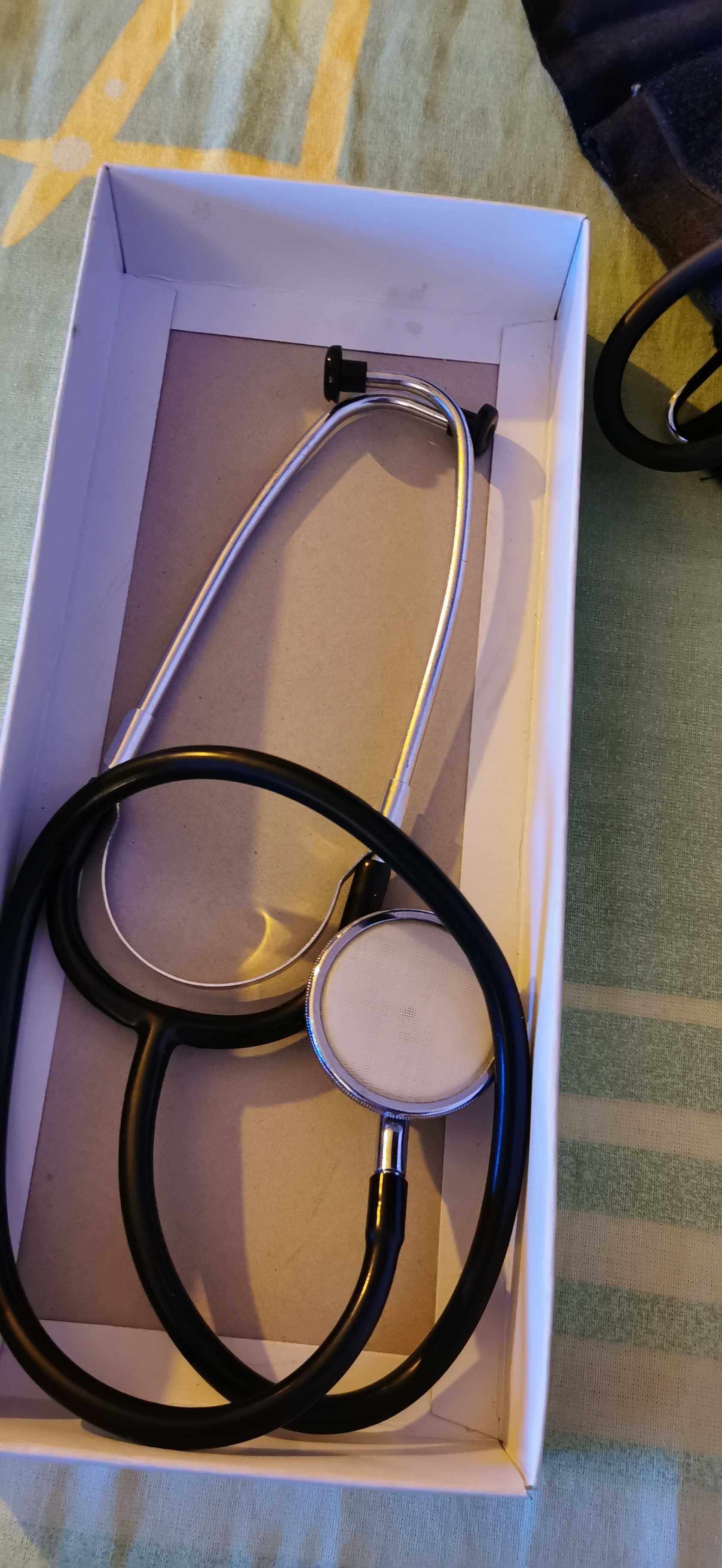 stetoscop  si aparat de luat tensiunea cu pompita