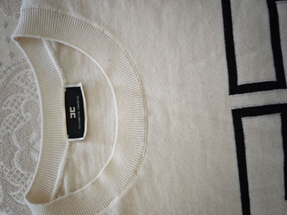 Elisabetta Francni пуловер размер 44 на марката.