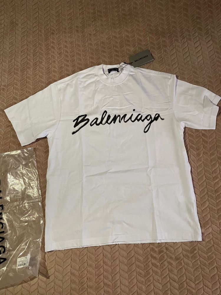 Vand Off-White, Bape si Balenciaga