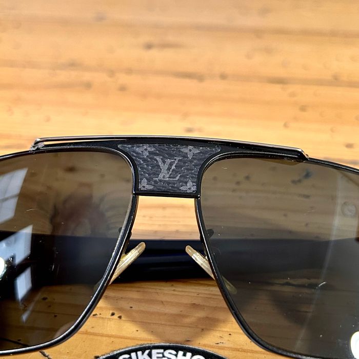 Louis Vuitton Aviator Sunglasses Z1110E