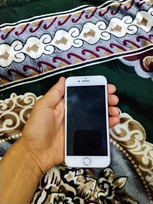 Iphone 8 rangi Goldd