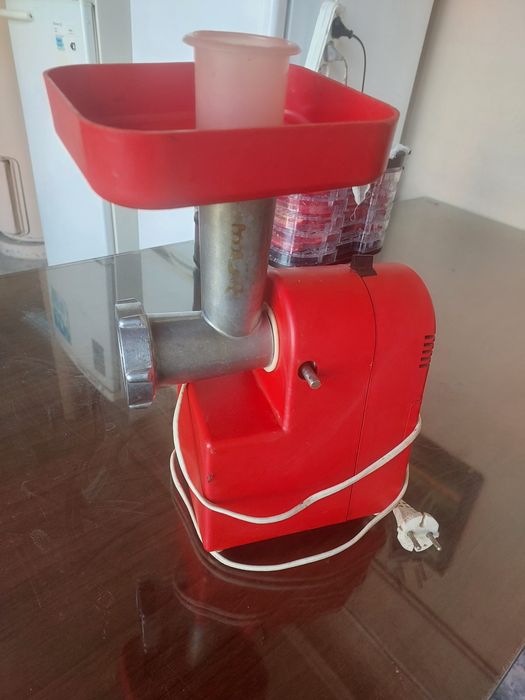 Продам электрическую мясорубку.