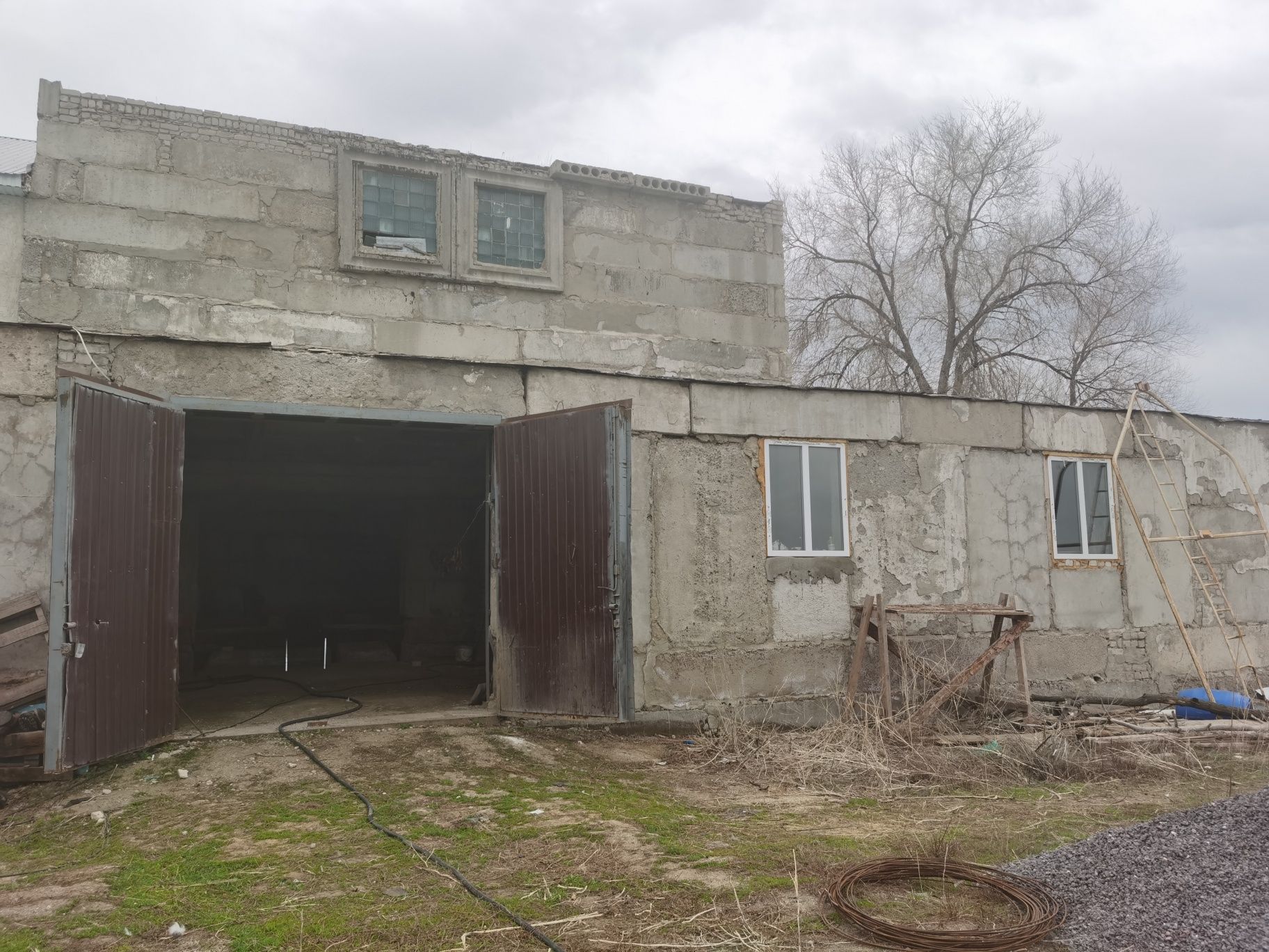 Продается база с офисным зданием и складами