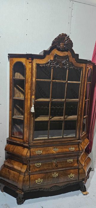 Vitrina din lemn masiv antica