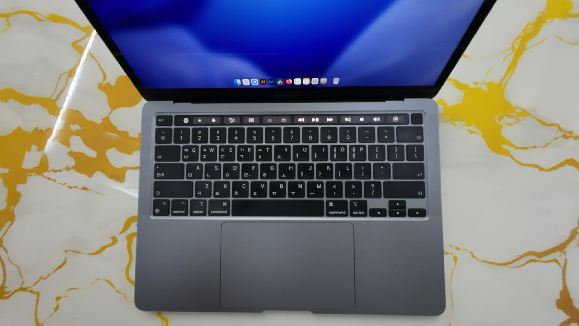 MacBook Pro M1 13" 8/256 — идеальное состояние, Touch Bar.