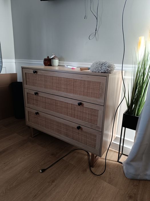 Vand comoda pentru dormitor