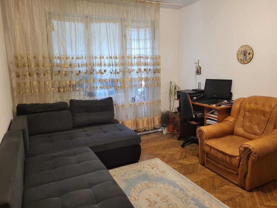Apartament semidecomandat