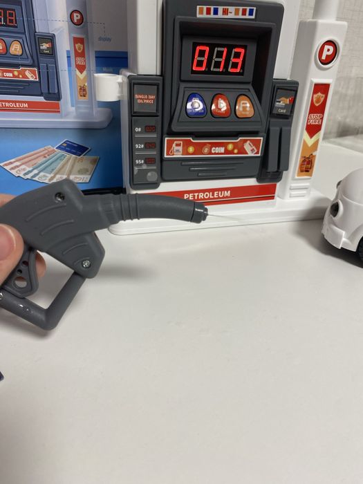 Бензиностанция и кола със звукови и светлинни ефекти