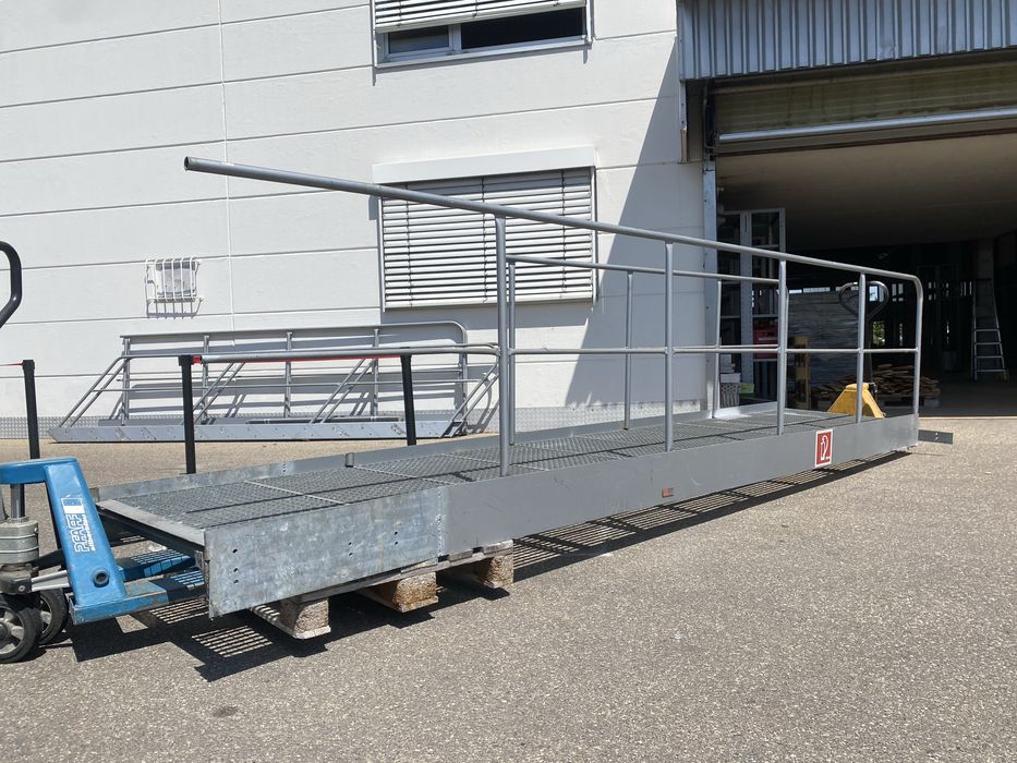 Pod mobil galvanizat  cu balustrada .