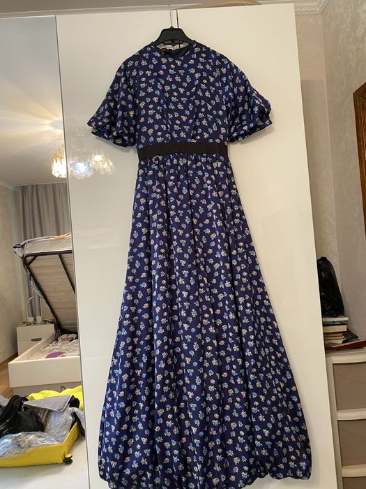 Шикарное платье в пол , с пышным подкладом