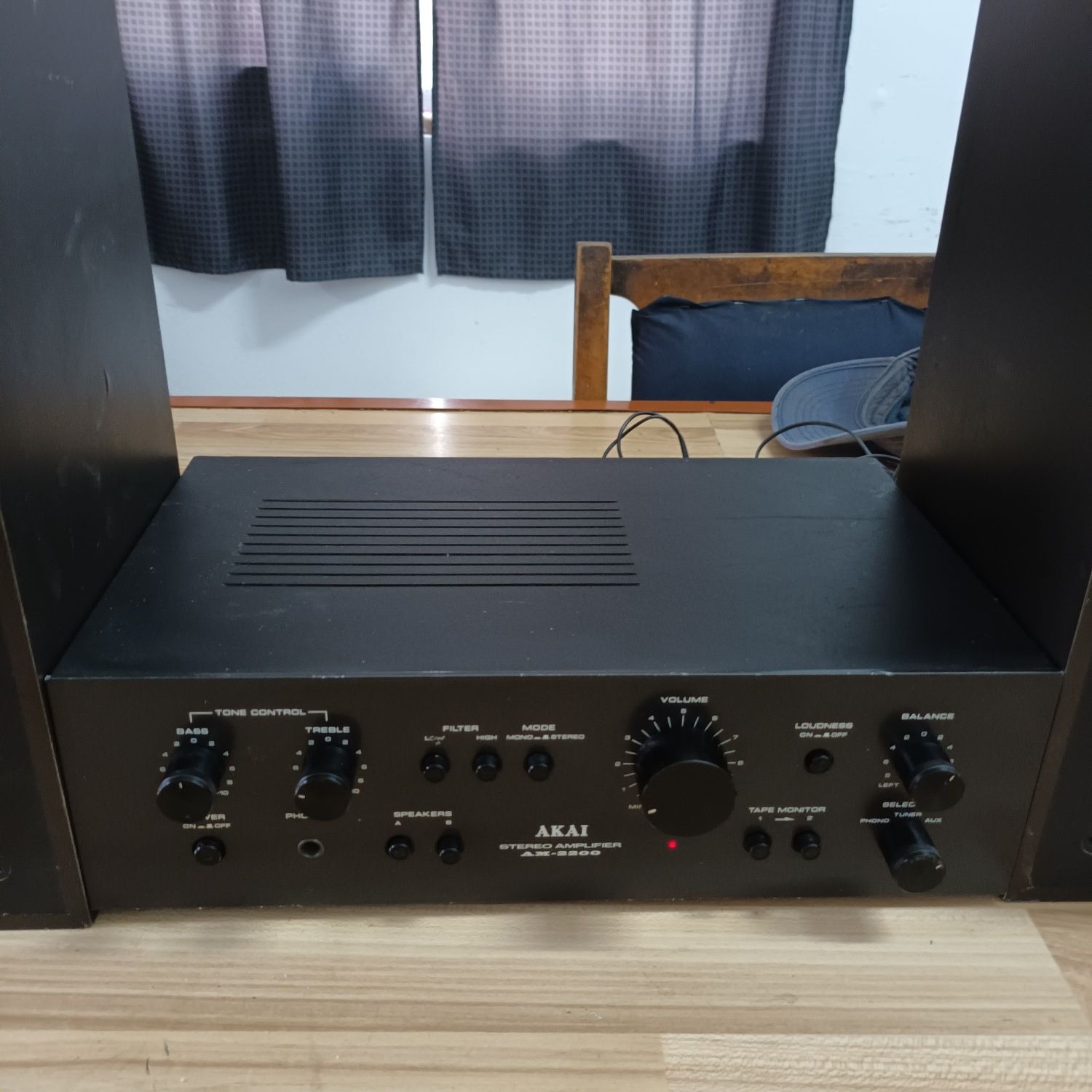 Boxe Universum și amplificator Akai