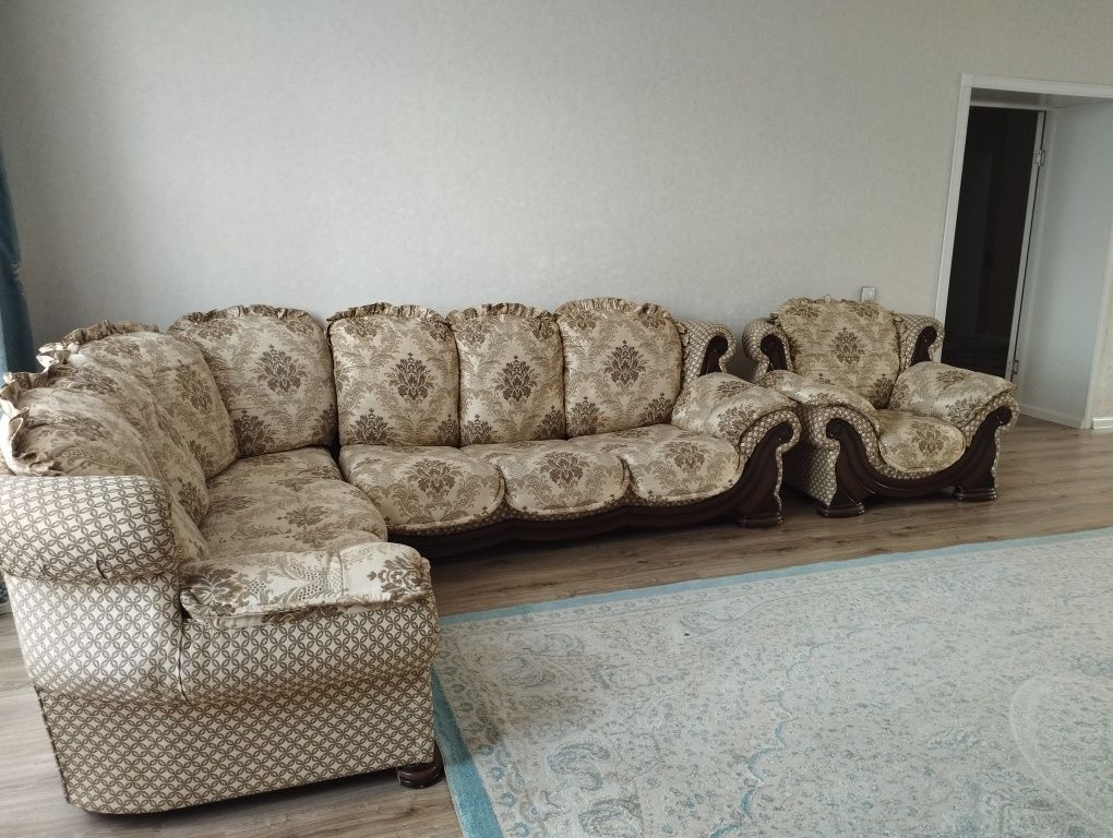 Продам диван угловой с одним креслом,