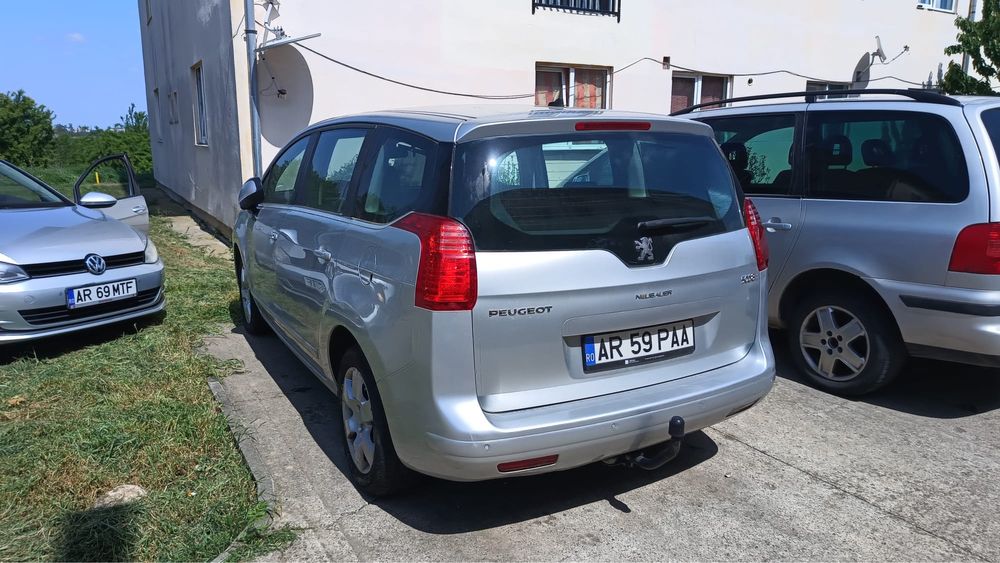 Masina Peugeot 5008