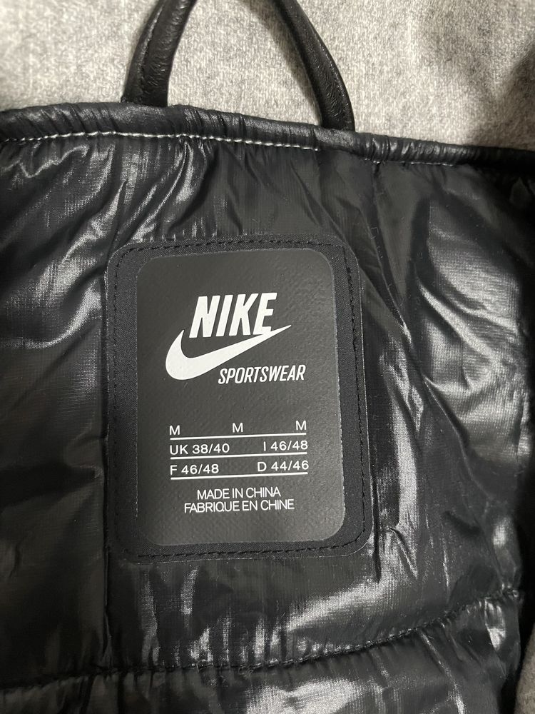 Vand geaca Nike editie limitata,model deosebit