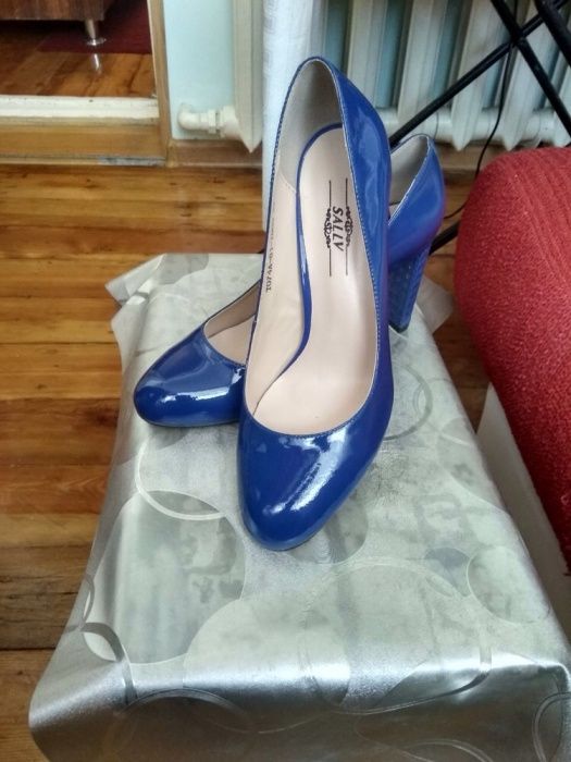 Синие лакированные туфли, кожаные. 39 размер