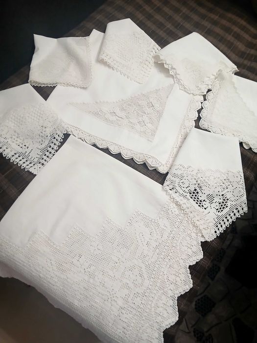 Сет Покривка за маса със бродирани  салфетки