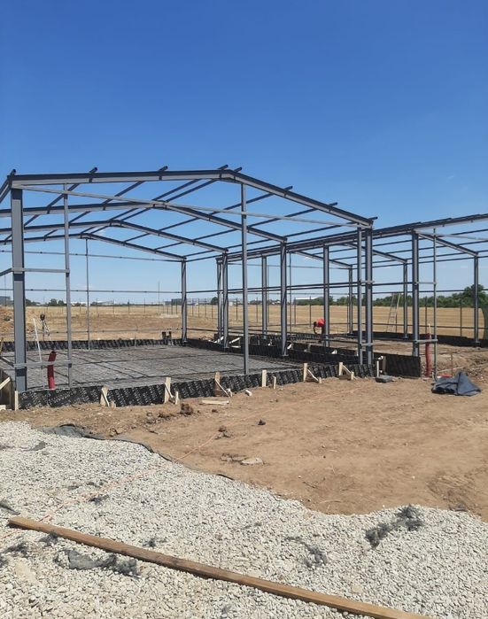 Vand hale metalice avem pe stoc asiguram transport si montaj rog serio