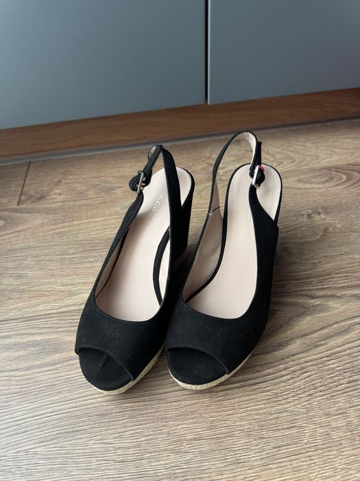 Черни велурени сандали на платформа