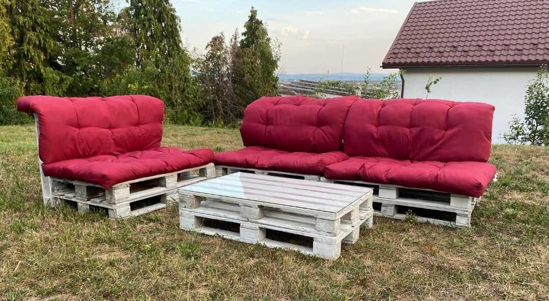 Set mobilier gradina, cu perne visinii si masa cu sticlă, complet.